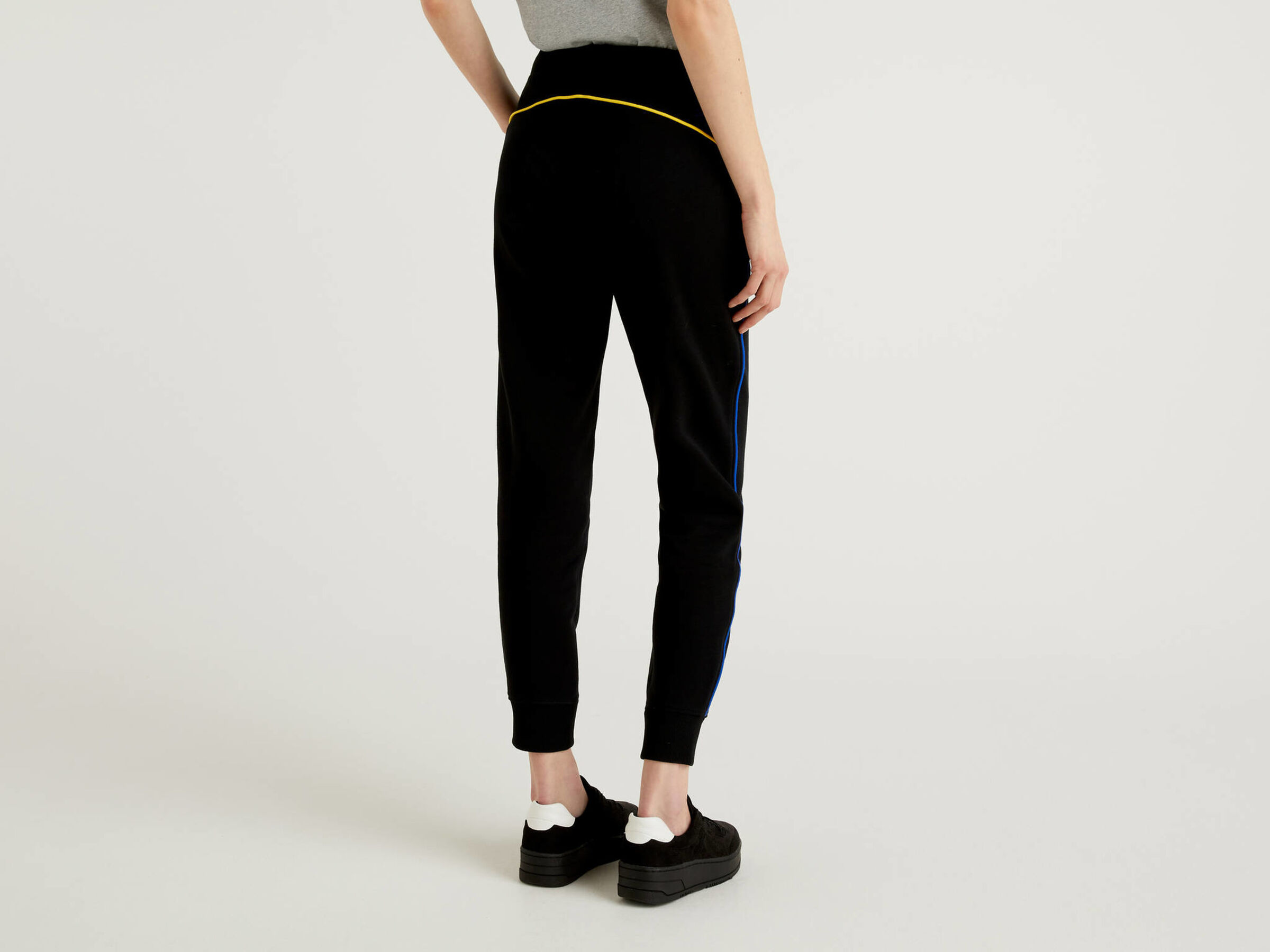 sweatpants with drawstring inside