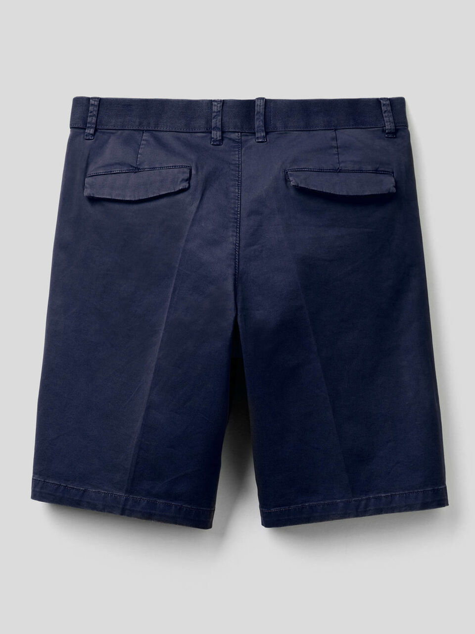 Chino model bermudas image number 2