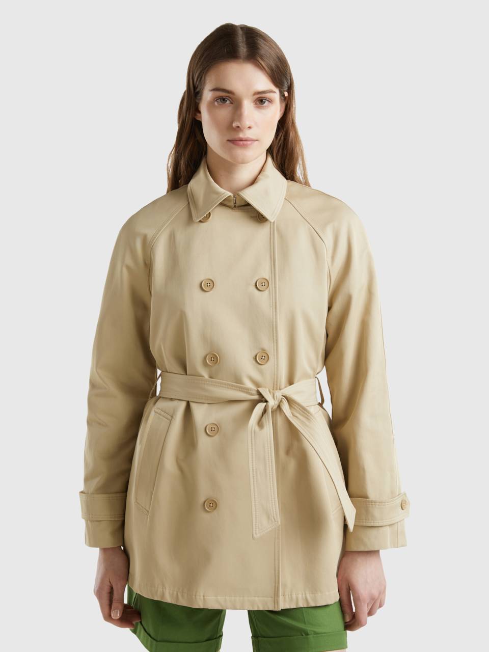 Double-breasted short trench coat - Beige | Benetton